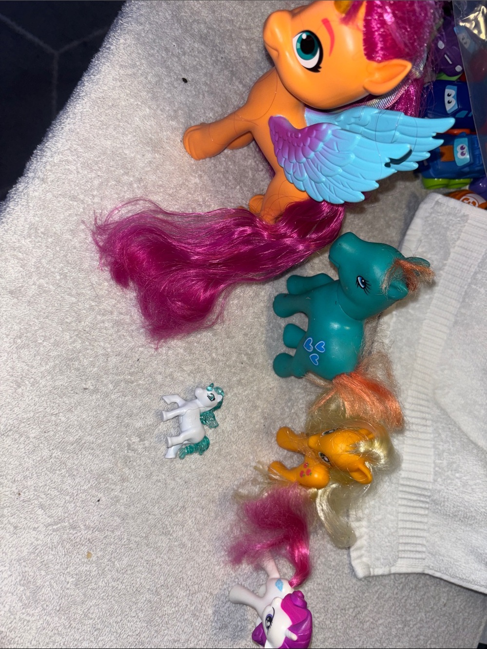 My little Pony Figures Set Vintage - Yellow, Teal, White with Pink Hair